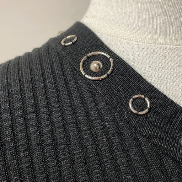 R.Q.T petite black short sleeved v neck sweater - Picture 3 of 5